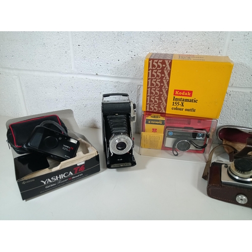 550 - A Collection of 5 x Vintage Cameras - Kodak Bellows Sterling II, Kodak Instamatic 155 -x, Ilford Spo... 