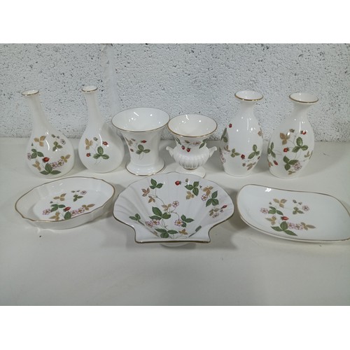 1004 - A Selection of Wedgewood Wild Strawberry  china