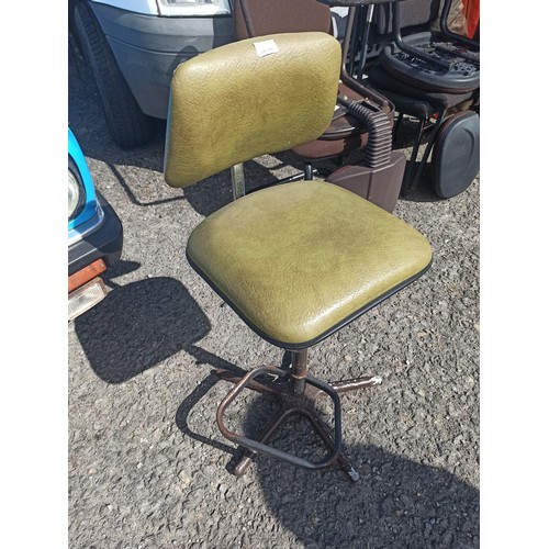 200 - An Industrial Machinists Swivel Chair