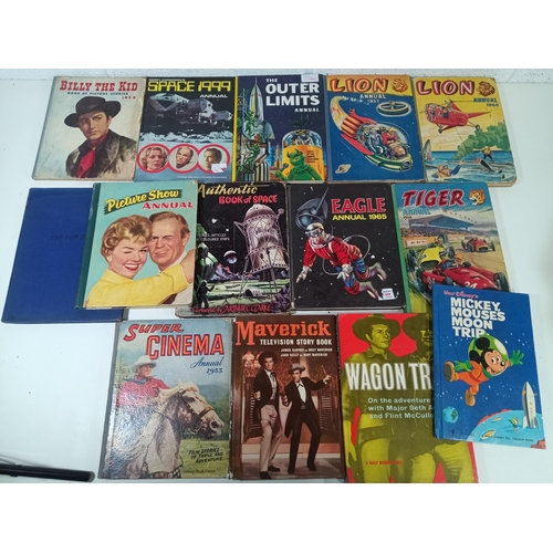 1000 - A Quantity of Vintage Comics and TV Annuals, Lion 1957, Tiger 1958, Super Cinema 1953, Space 1999, E... 