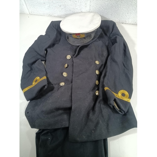 587 - A British Navy Sub Lieutenants Uniform