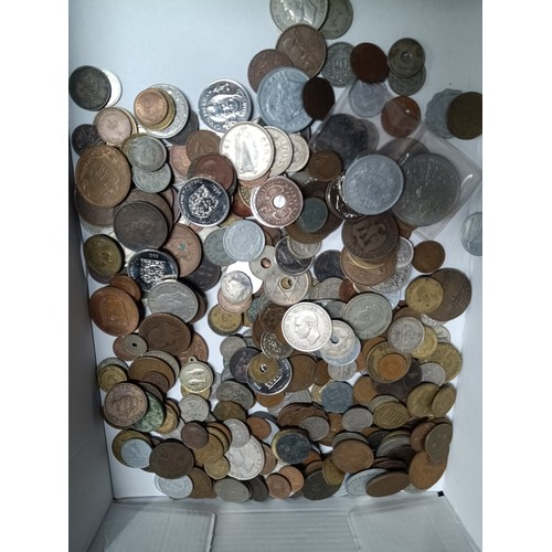 549 - A Quantity of Worldwide Coinage