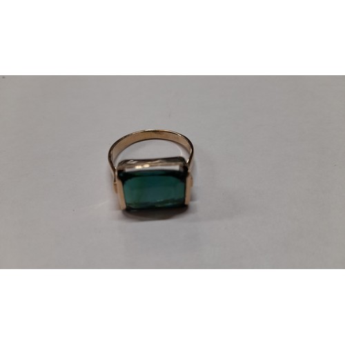 400d - A 9ct Yellow Gold and Green Stone Ring 5.5 Grams Total