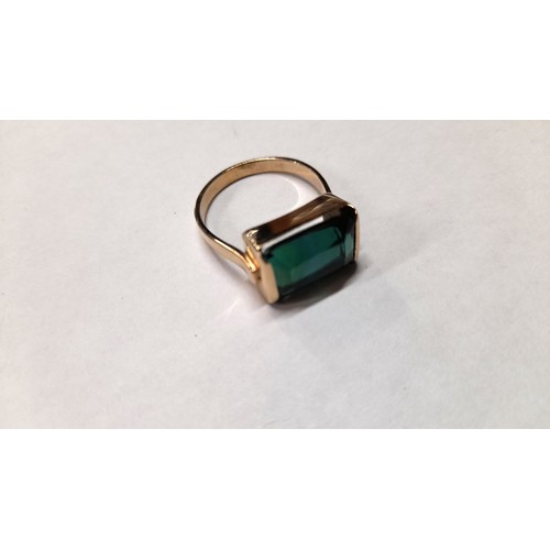 400d - A 9ct Yellow Gold and Green Stone Ring 5.5 Grams Total