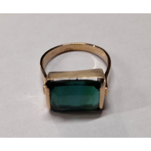 400d - A 9ct Yellow Gold and Green Stone Ring 5.5 Grams Total