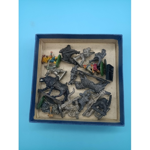 1020 - A qty of Dungeons & Dragons/Warhammer metal gaming fantasy figurines