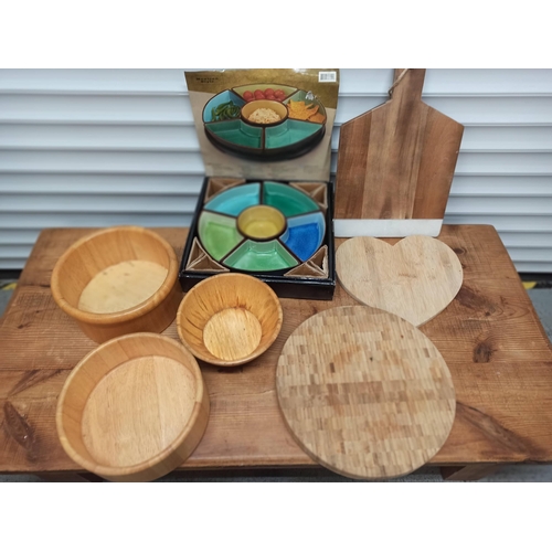 761 - Chopping boards, fruit bowls and a lazy Susan