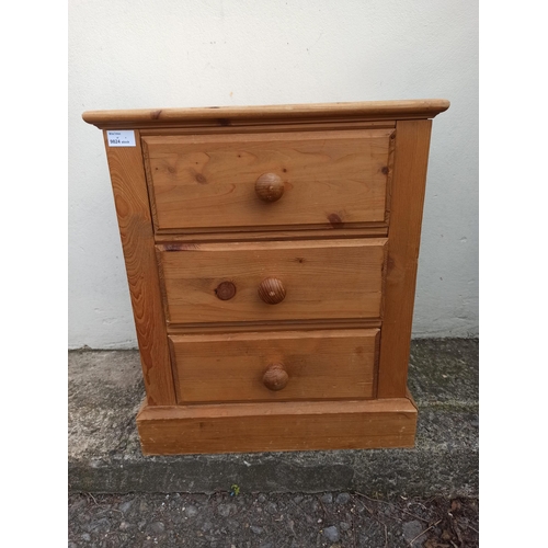 762 - A pine bedside cabinet with 3 drawers