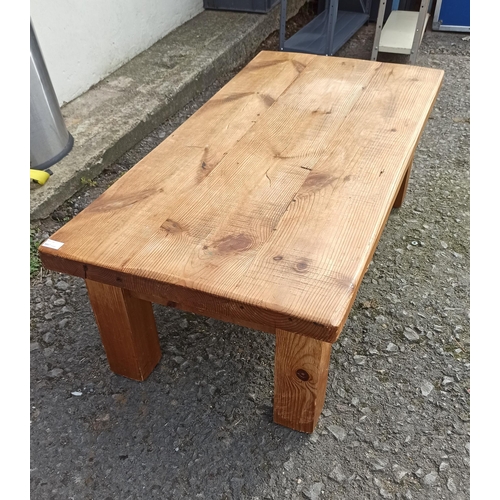 709 - A large, rustic coffee table - 41 x 122 x 60cm