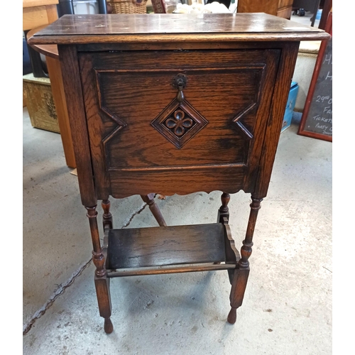 811 - A Small Oak Side Table 77x46x31cm