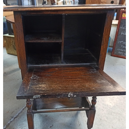 811 - A Small Oak Side Table 77x46x31cm