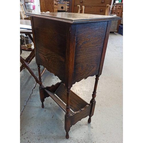 811 - A Small Oak Side Table 77x46x31cm