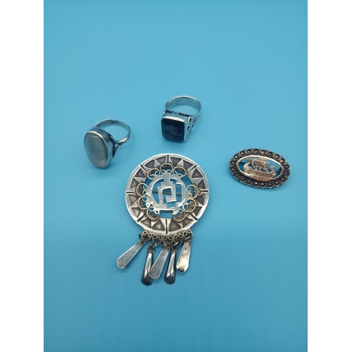 527 - A Qty of silver jewelleary, rings and brooches 25gms