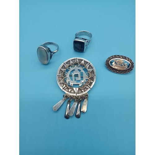 527 - A Qty of silver jewelleary, rings and brooches 25gms