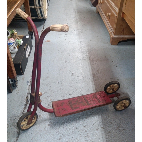 1025 - A Vintage Childs Kelo Scooter