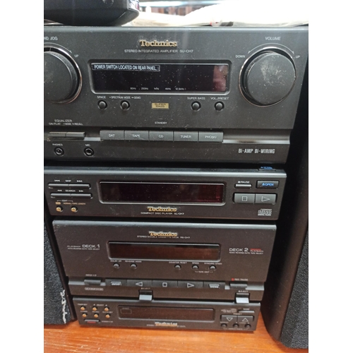 536 - A Technics SC-CH7 CD Stereo System with instructions and Remote