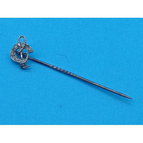 414 - 9ct Gold Hallmarked Horseshoe and Riders Crop with Seed Pearls Stick Pin ( Some Seed Pearls Missing)