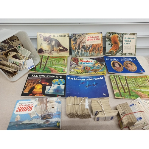 926B - Tea Cards, Books and Card Sets - Large Quantity of Loose Cards and 10 x Books