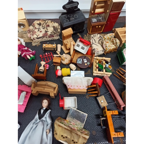 993 - Box of Mixed Dolls House Furniture