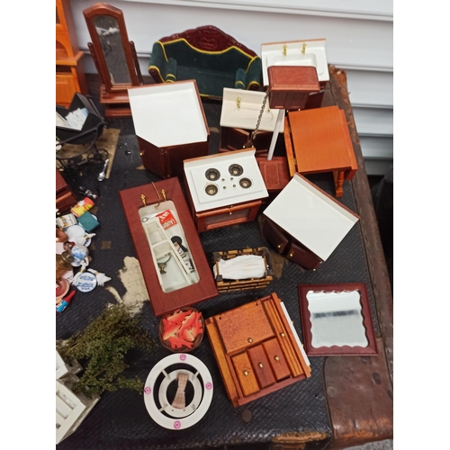 992 - Box of Mixed Dolls House Furniture