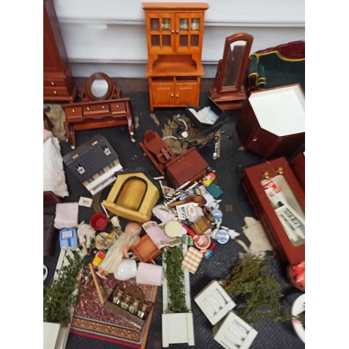 992 - Box of Mixed Dolls House Furniture