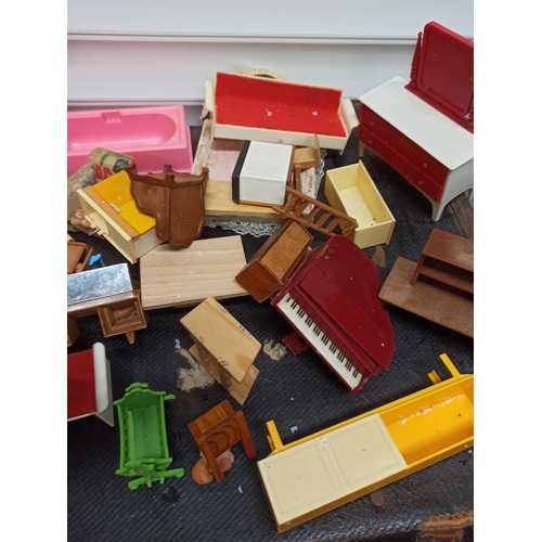 990 - Box of Mixed Dolls House Furniture