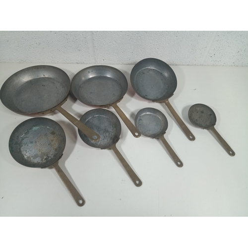 635 - A Set of Graduating Brass and Copper Pans