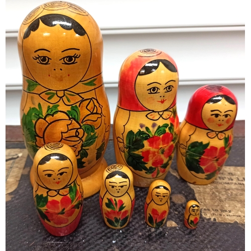 656 - Russian Matryoshka Nesting Dolls ( 7)