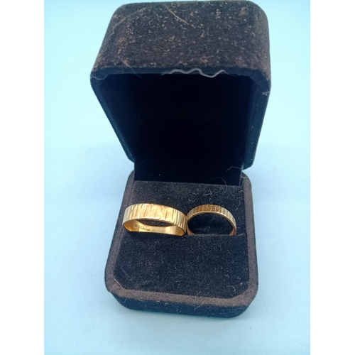 445 - His and Her Matching 9ct Gold Wedding Bands 4.55 grams, Mens Size S, Ladies Size L