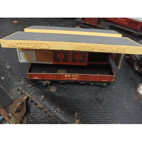 981 - Hornby Trains & Rolling Stock with Other Train Layout Items