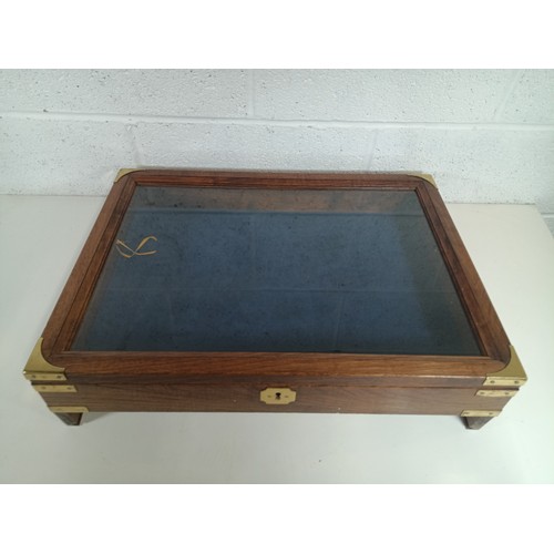 920 - A Dealers Display Case with Key