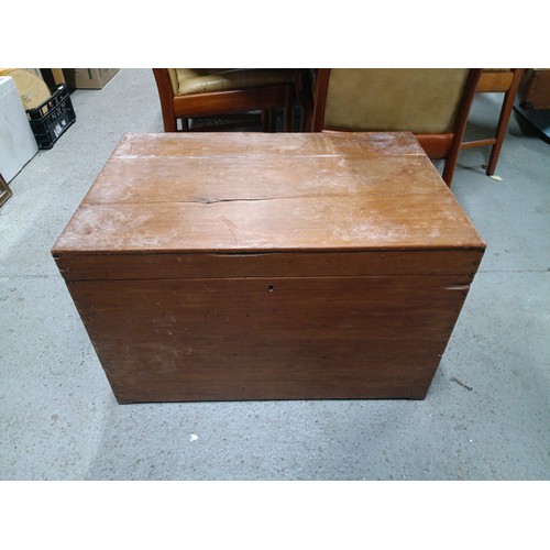 595B - A large wooden trunk