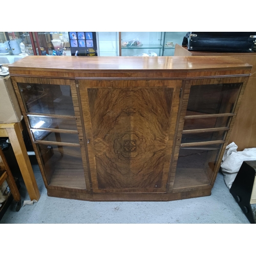 752 - A Vintage Sideboard Display Unit 137x32x108cm