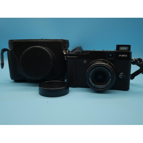 709 - Fuji Film x 20 Digital Camera 12MP Camera x 4 optical.