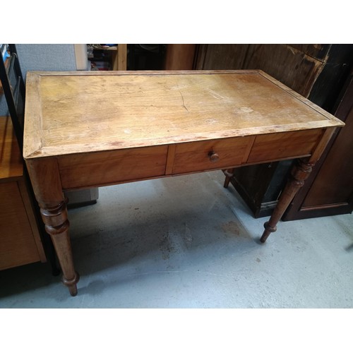 1099 - A Wooden Table  with Drawer 102x53x71cm