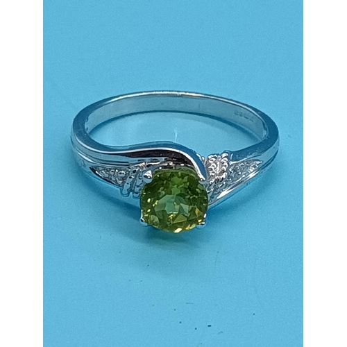 415 - A 9ct White Gold and Green Tourmaline Ring with Diamond Shoulders, Size N/O