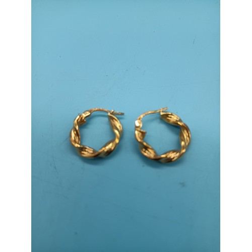 420 - A Pair of 9ct Yellow Gold Hoop Earrings approx 1cm across