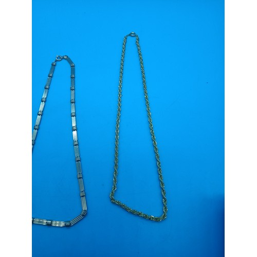 610 - 4 x Gold Tone/ Yellow Metal Necklaces