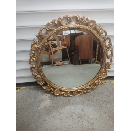 1027 - A Round Bevelled Glass Mirror in Gilt Frame