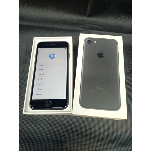 300 - Apple I Phone 7 Black 32GB