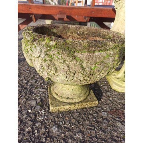 17 - 2 x Gardne Urns - 1 x 52cm x 43cm 1 x 30cm x 37cm