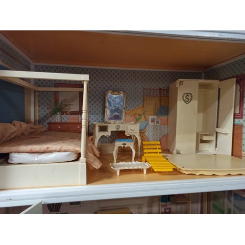 201 - Sindy Dolls House (1984 with Furniture)