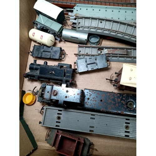 1099 - A Quantity Of Vintage TRI-ANG Railway Track Rolling Stock & Controller.