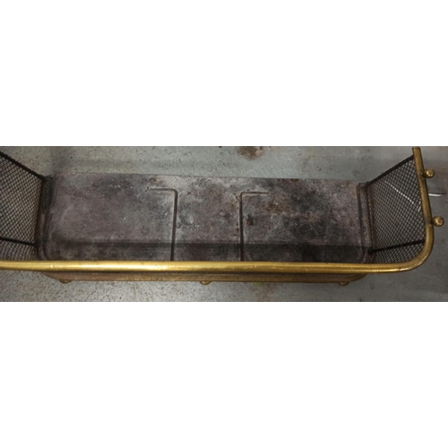 40 - A Victorian Brass & Iron Fender/Fireguard.
35cm H x 105cm W x 34cm D