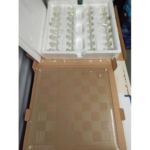 1107B - Glass Chess Set