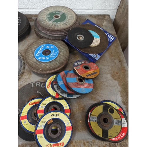 158 - A Mixed Box Of Stone Saw & Angle Grinder Blades.