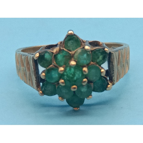 412 - A 9ct Gold and Emerald Ring