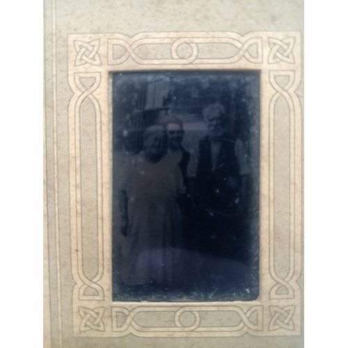 533 - A Daguerreotype of a Family Portrait