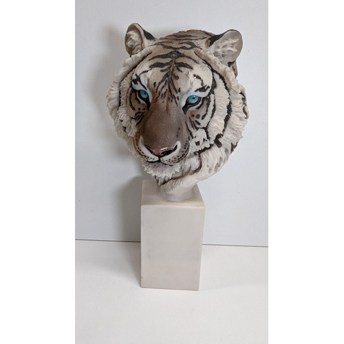 523 - A Leonardo Collection Bust Of A Tiger. (Slight Crack To Base, As Pictured)