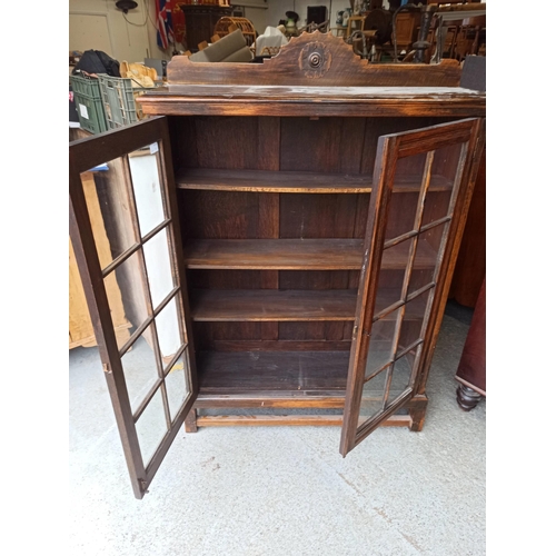 641 - Oak Book/Display Case With Glazed Doors, 4 Shelves & Key.
135cm x 93cm x 29cm.